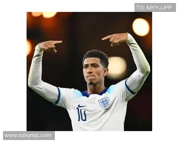 黄色卷毛的足球明星如何在赛场上展现个人魅力与团队精神的完美结合